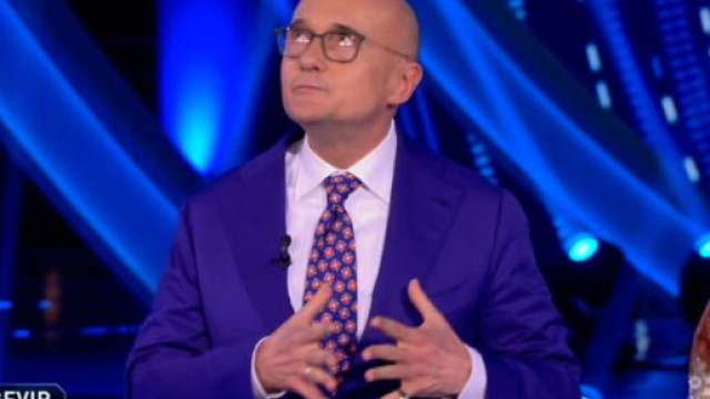 GFVip, gaffe della regia: un autore ha un microfono aperto e bestemmia (VIDEO)