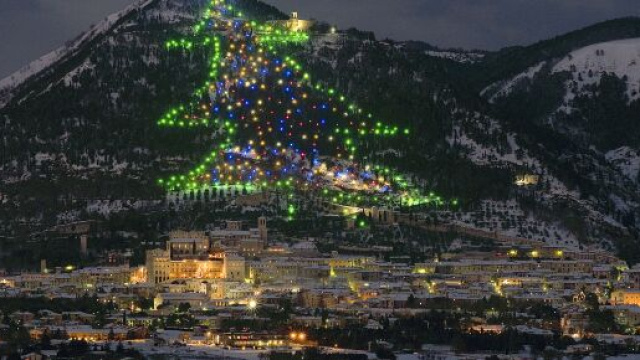 L'albero di Natale pi&ugrave; grande del mondo &egrave; a Gubbio.