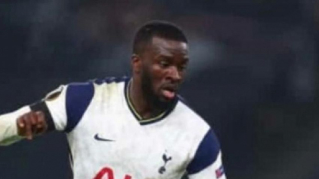 Tanguy Ndomb&eacute;l&eacute;, centrocampista del Tottenham.