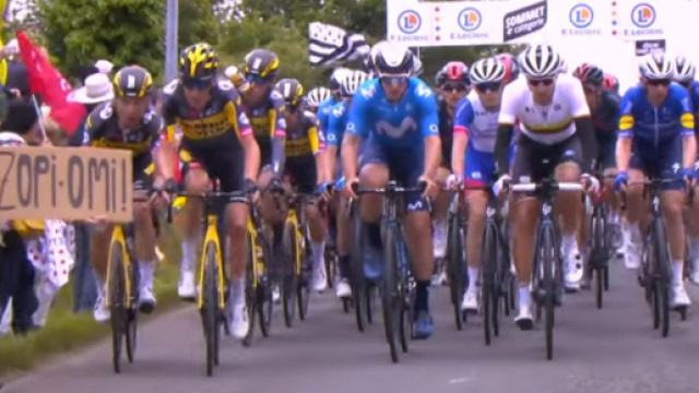 Tour de France, caus&ograve; maxi-caduta: donna multata, dovr&agrave; risarcire di 1&euro; l'unione ciclisti.