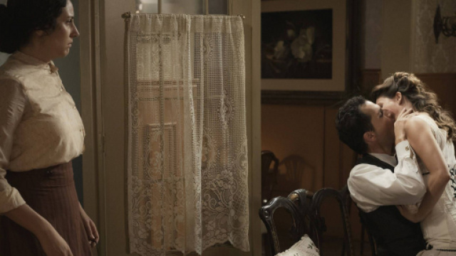 Una vita, spoiler Spagna: Lolita vede Antonito mentre la tradisce con Natalia.