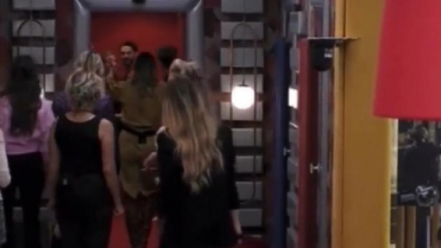 GF Vip, Alex vuole uscire dalla casa.