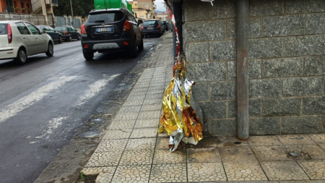 Il punto in cui &egrave; stata uccisa la donna in strada fuori dal panificio dove lavorava a Misterbianco.