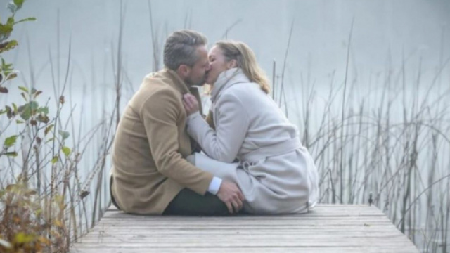 Tempesta d'amore: trame tedesche: Erik e Cornelia si innamorano l'uno dell'altra.