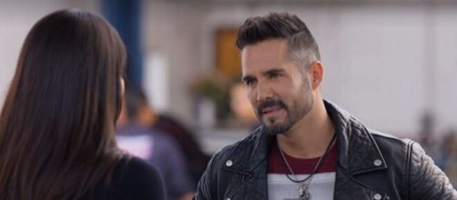 Pedro recebe uma carta contando a verdade sobre Gina (Reprodu&ccedil;&atilde;o/Televisa)