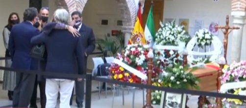 Un hombre canoso habr&iacute;a sido la causa de la confusi&oacute;n de Pati&ntilde;o en el tanatorio de Manolo Santana (Captura 'Socialit&eacute;')