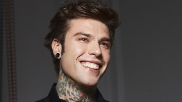 Amici 19 dicembre: Fedez giudice della gara cover.