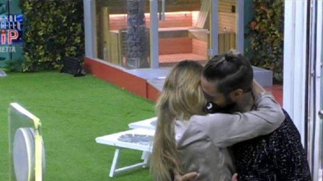 Grande Fratello Vip, Soleil e Alex si baciano in giardino, lei: 'Lo senti questo?' (VIDEO).