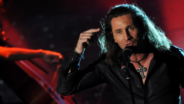 Povia non pu&ograve; partecipare alla manifestazione no green pass perch&eacute; positivo al Covid.