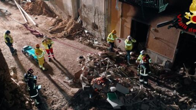 Primi soccorsi sul luogo dell'esplosione.