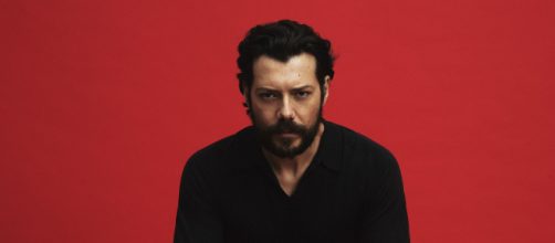 &Aacute;lvaro Morte sufri&oacute; de un tumor maligno cuando ten&iacute;a 30 a&ntilde;os (Twitter/@lacasadepapel)