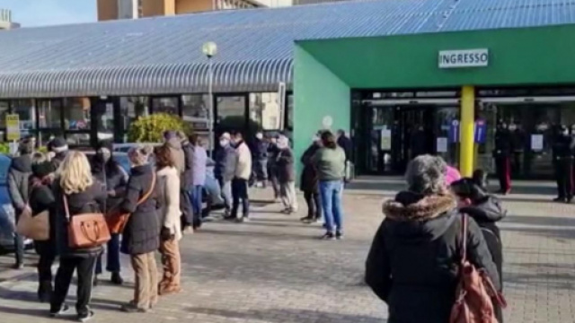 Pordenone, No Vax volevano occupare l'ospedale: bloccati e denunciati dalla polizia