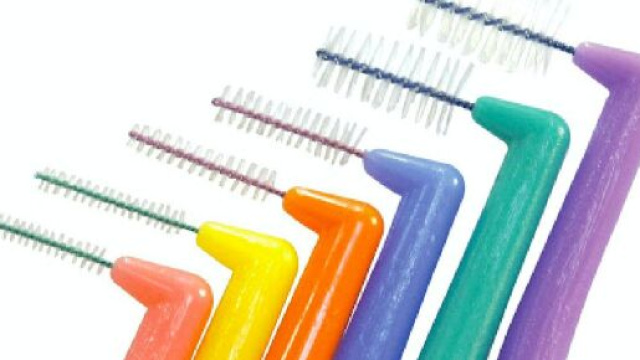 Igiene orale: come utilizzare lo scovolino per migliorare la salute dei denti.
