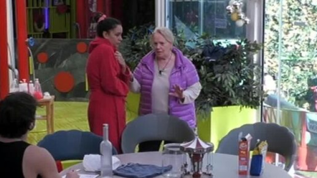 GFVip, Katia furiosa per la sporcizia in casa e sbotta con Soleil, Sophie, Manuel e Lul&ugrave;.