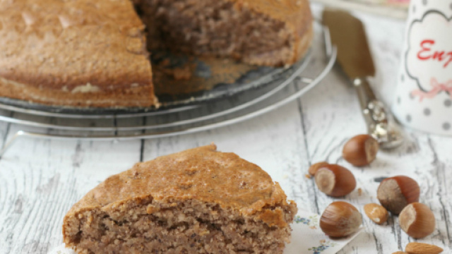 Torta di nocciole e mandorle, la frutta secca nei dolci per il periodo natalizio e non solo.