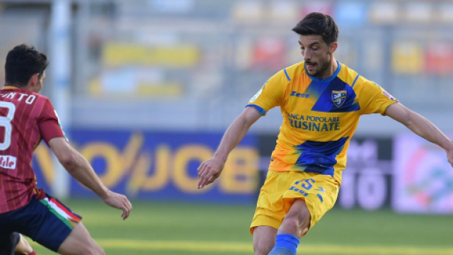 Crotone, Ariaudo accostato agli squali.