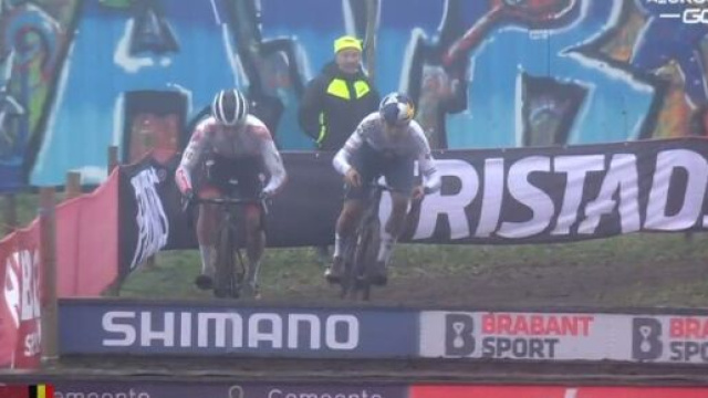 Il sorpasso di Tom Pidcock nella gara di ciclocross di Rucphen.
