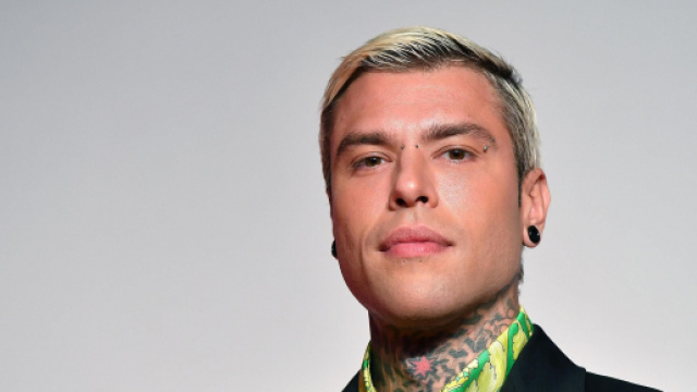 Amici, Fedez si esibisce e sbaglia la coreografia: 'Mi sono perso'.