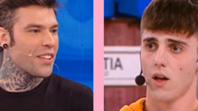 Amici, LDA ansioso sul palco e sbaglia Fedez: accade nella puntata natalizia.