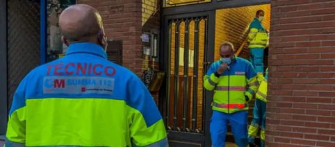 Hallan un cadáver maniatado y amordazado en un piso de un barrio de Madrid