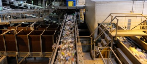 Planta de residuos de Alhendin, donde fue encontrado el cad&aacute;ver de un hombre en la l&iacute;nea de pl&aacute;sticos (Flickr/Photolanda)