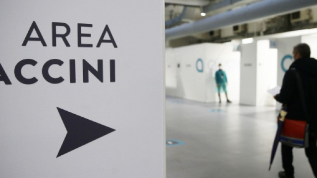 Biella, no vax si presenta al centro vaccinale con braccio in silicone: denunciato.