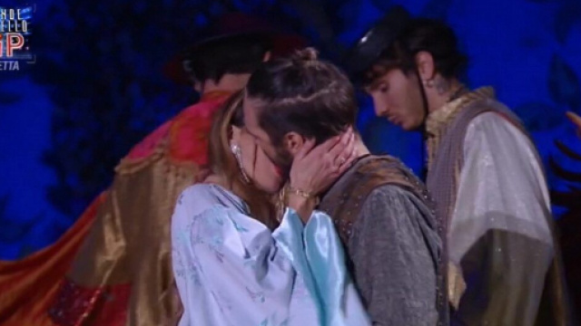 GFVip, Soleil sul bacio con Alex nella Turandot: 'Mi ha preso e ha messo la lingua' (Clip).