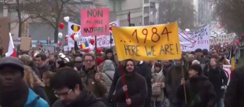 Se incrementan las protestas contra el pasaporte Covid y las vacunas en Europa