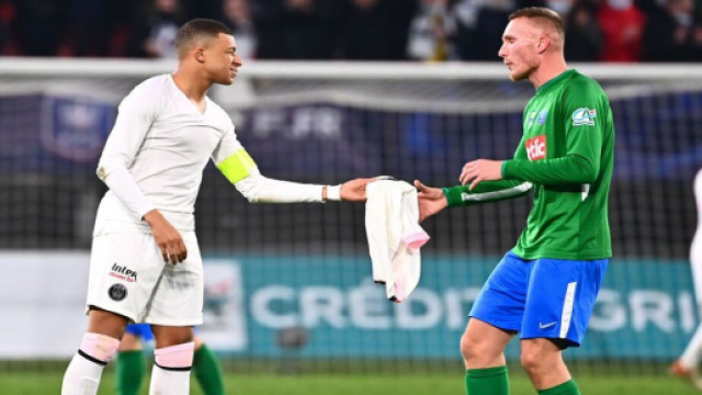 Kylian Mbapp&eacute; offrant son maillot &agrave; un adversaire lors de la Coupe de France - Source : Twitter
