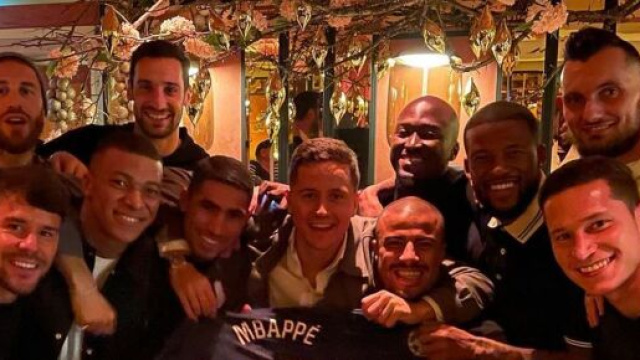 Mbapp&eacute; a f&ecirc;t&eacute; son anniversaire avec ses co&eacute;quipiers ce lundi soir. (cr&eacute;dit Ander Herrera Twitter)