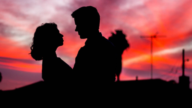 Previsioni zodiacali del 21 dicembre: l'oroscopo premia Gemelli in amore e Toro nel lavoro.