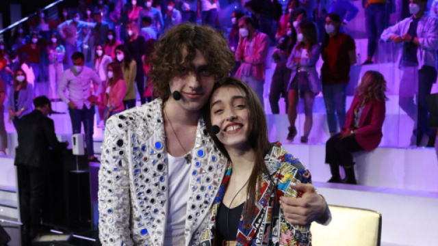 Giulia Stabile e Sangiovanni insieme sulla neve.