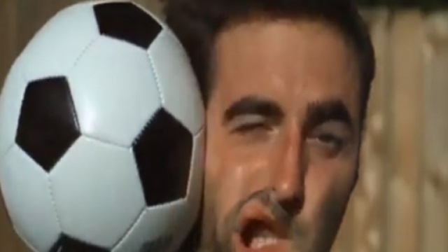 Lors du match de Liga contre Barcelone, Jules Kound&eacute; a envoy&eacute; le ballon dans le visage de Jordi Alba. Source : Capture Twitter