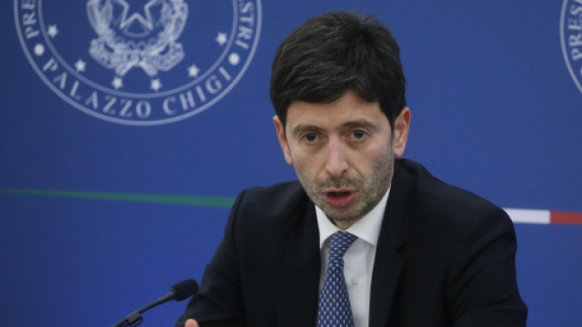 Decreto Natale, Roberto Speranza ha illustrato in conferenza stampa le principali novit&agrave; per contrastare la diffusione della variante Omicron.