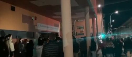 El Centro de Salud cerr&oacute; siguiendo su horario, pero muchas personas no pudieron ser atendidas (Fuente: Twitter @EnfrmraSaturada)