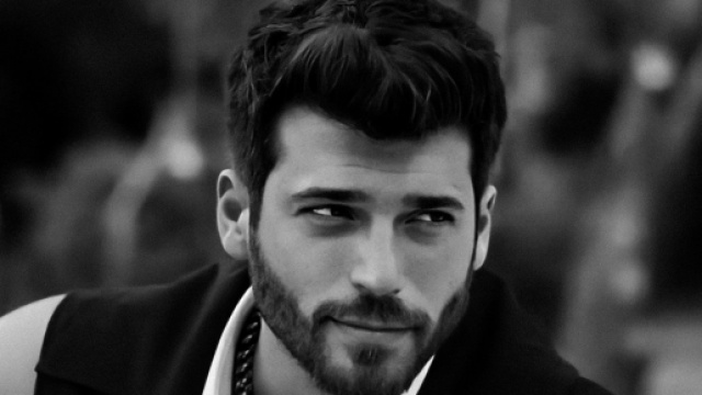 Can Yaman 'irreperibile' da giorni: l'attore sarebbe scappato dall'assedio delle sue fan.