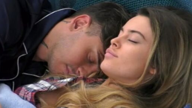 Grande Fratello Vip, Alessandro e Sophie sempre pi&ugrave; intimi.