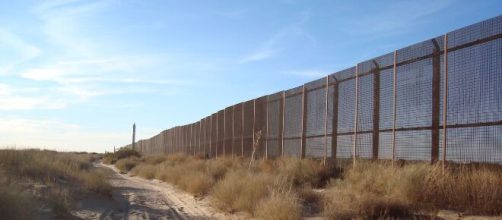 Record surge in migrants attempting to cross U.S.-Mexico border (Image source: Dawn Paley/Flickr)