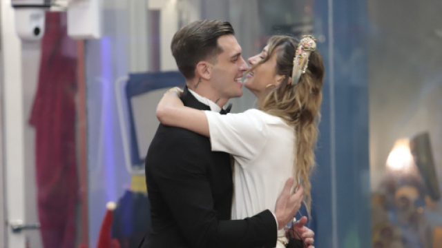 GF Vip, Alessandro si lamenta della puzza di piedi