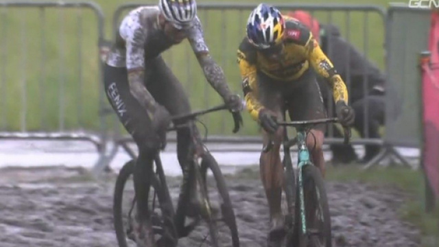 Van Aert e Van der Poel impegnati un anno fa nel ciclocross di Dendermonde