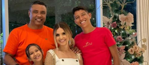 Aline Barros comemora o Natal em fam&iacute;lia (Reprodu&ccedil;&atilde;o/Instagram/@alinebarros)