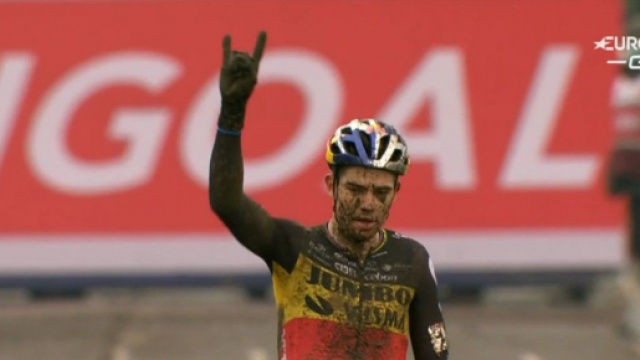 Wout Van Aert vittorioso all'arrivo di Dendermonde.