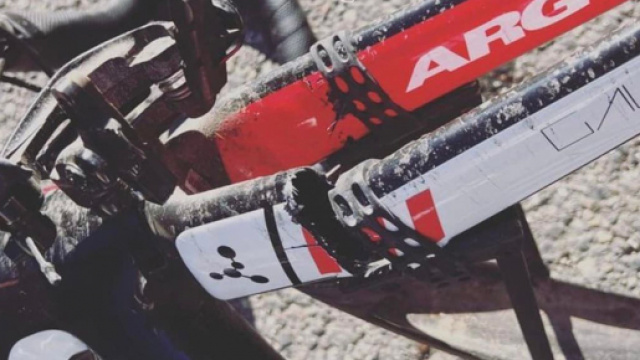 Ciclismo, incidente in allenamento per Alexis Guerin: bici spezzata, non &egrave; grave.