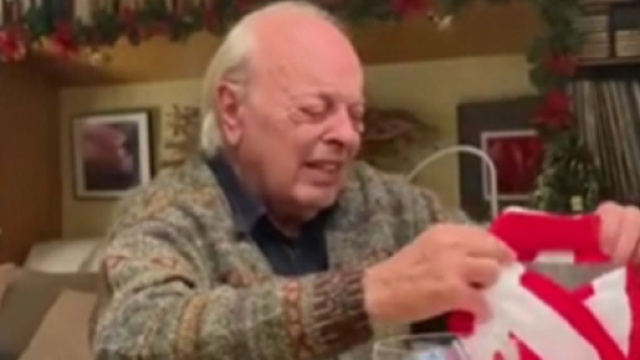 Un supporter &acirc;g&eacute; de l&rsquo;Atletico fond en larmes en recevant un maillot pour No&euml;l (capture YouTube)