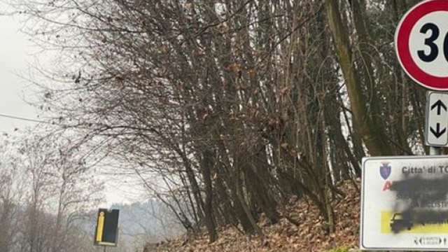 Ciclismo,Davide Cassani denuncia: 'Imbrattato cartello per ciclisti: stupidit&agrave; senza fine'.