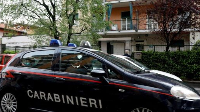 Sesto San Giovanni, madre e figlia trovate morte dai carabinieri entrati nell'appartamento dove vivevano grazie ai vigili del fuoco.