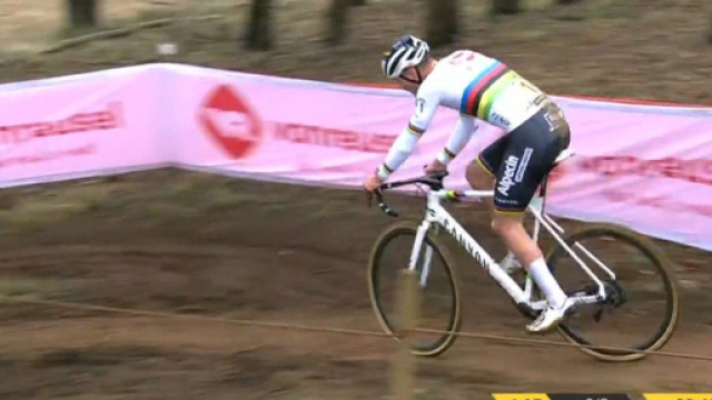 Mathieu Van der Poel impegnato nel ciclocross di Heusden Zolder.