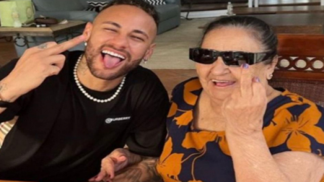 Neymar en compagnie de sa grand m&egrave;re - Source : Capture Twitter