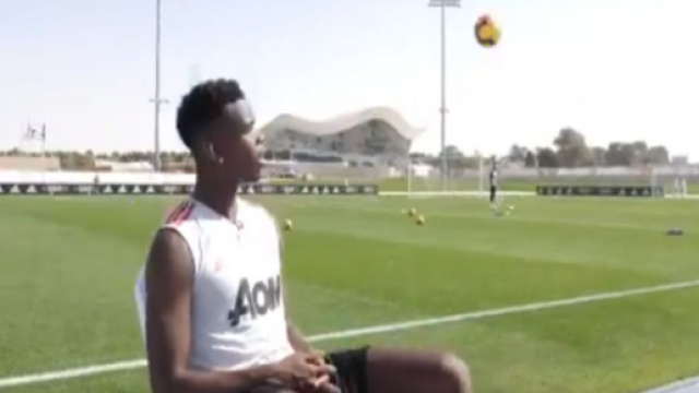 Paul Pogba reste serein et contr&ocirc;le avec calme le ballon Source : capture Twitter