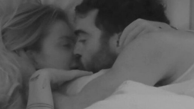 GFVip, Sophie e Gianmaria coccole e tenerezze sotto le lenzuola, lei: 'Disastro' (Clip).
